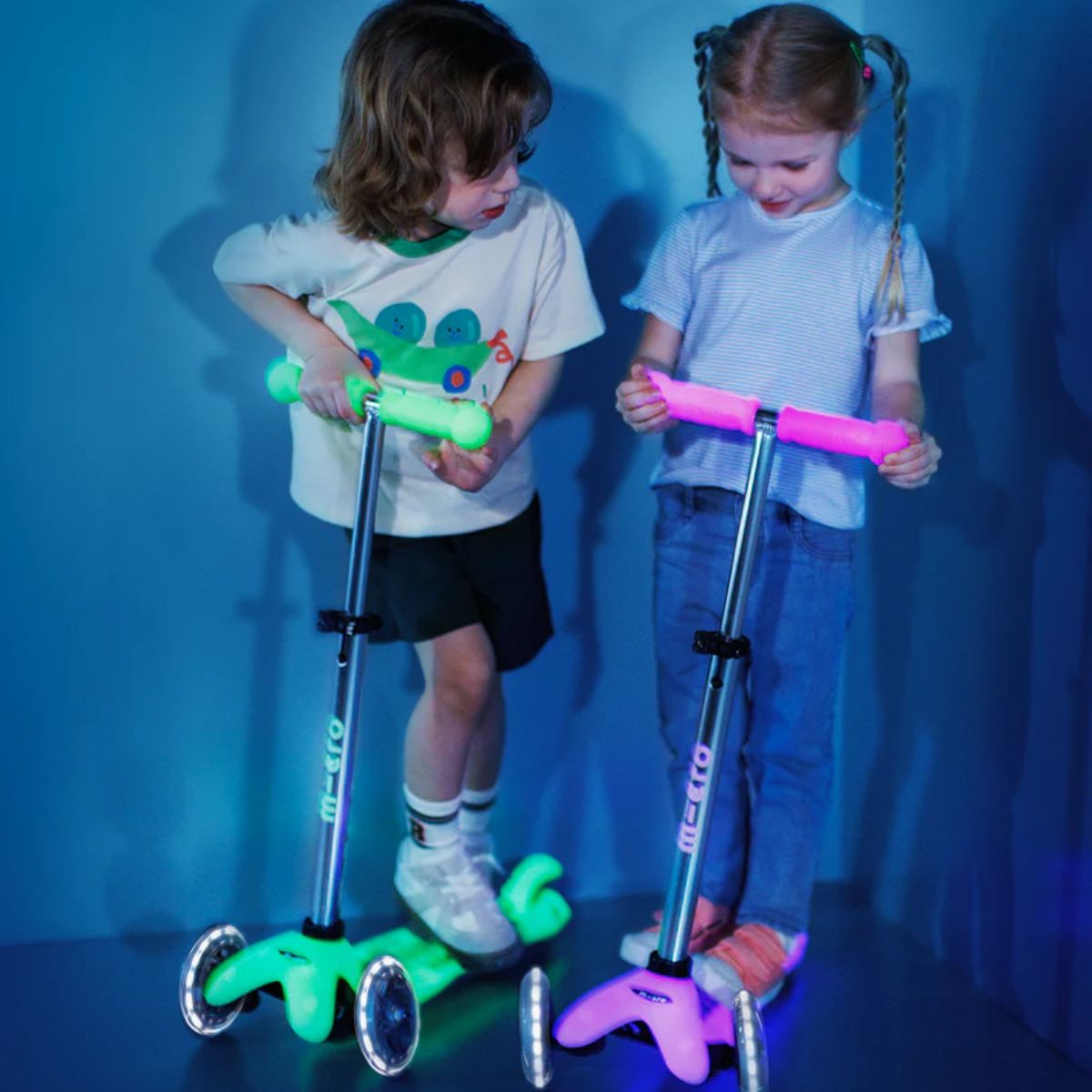 Patinete Infantil Micro Mini Glow Plus LED Icy Lime

 - Lightweight, Durable & Built to Last